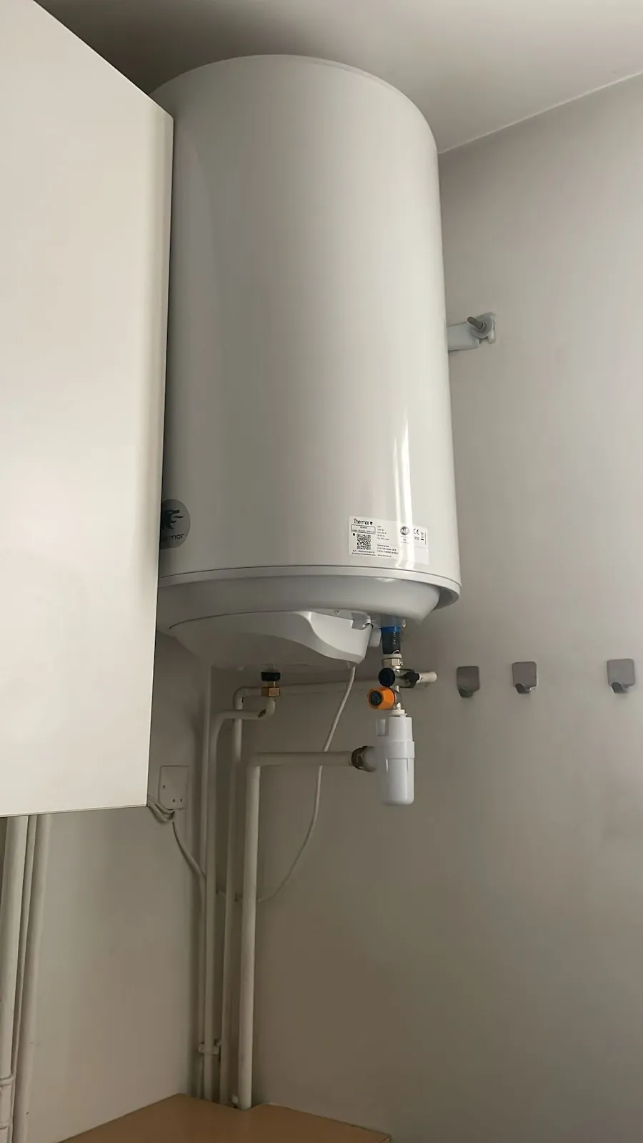 Chauffe-eau électrique mural installé
