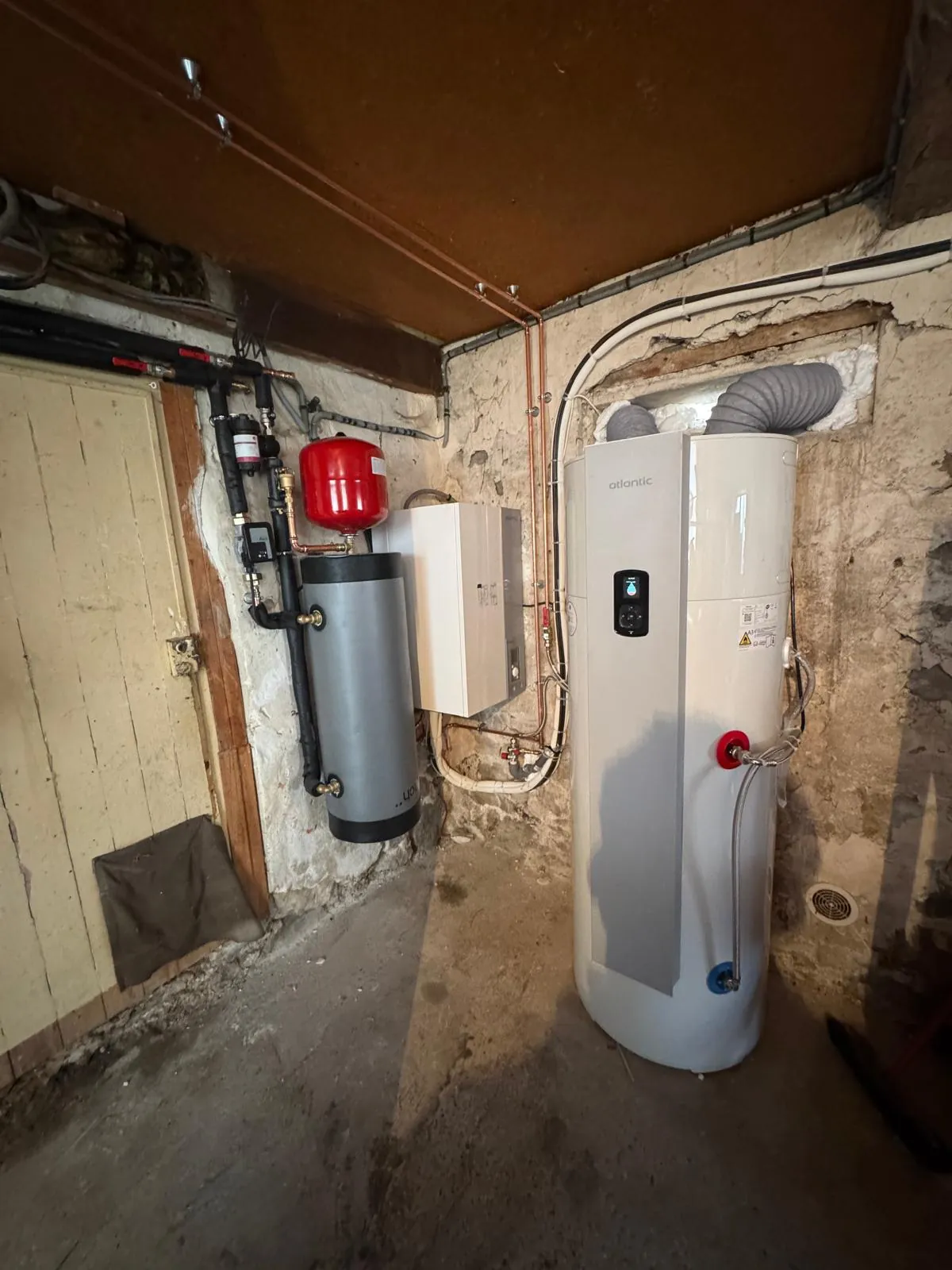 Chauffe-eau thermodynamique installé dans une cave