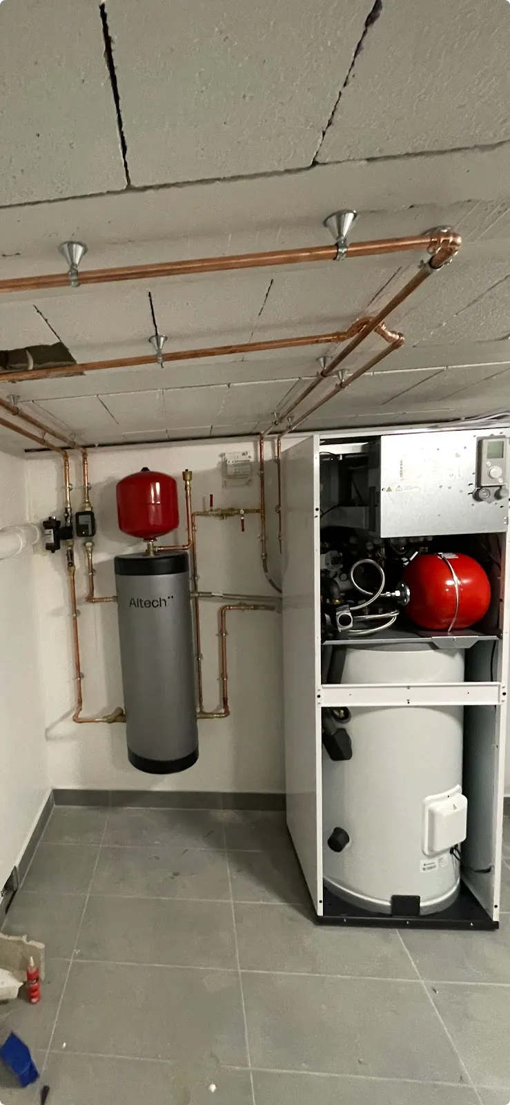 Installation en cours d'un module intérieur de pompe à chaleur