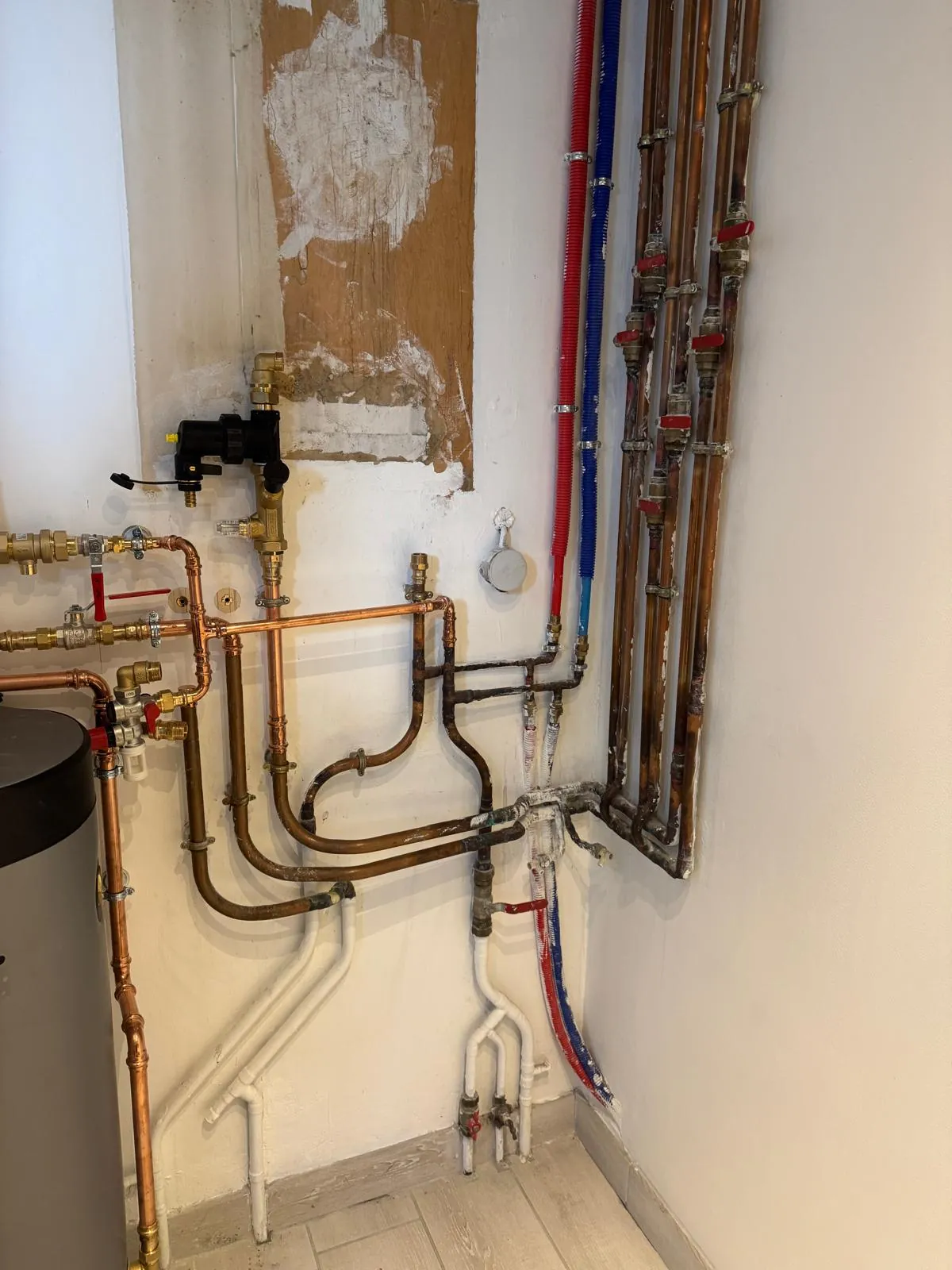 Tuyauterie cuivre et multicouche neuve d'une installation de plomberie