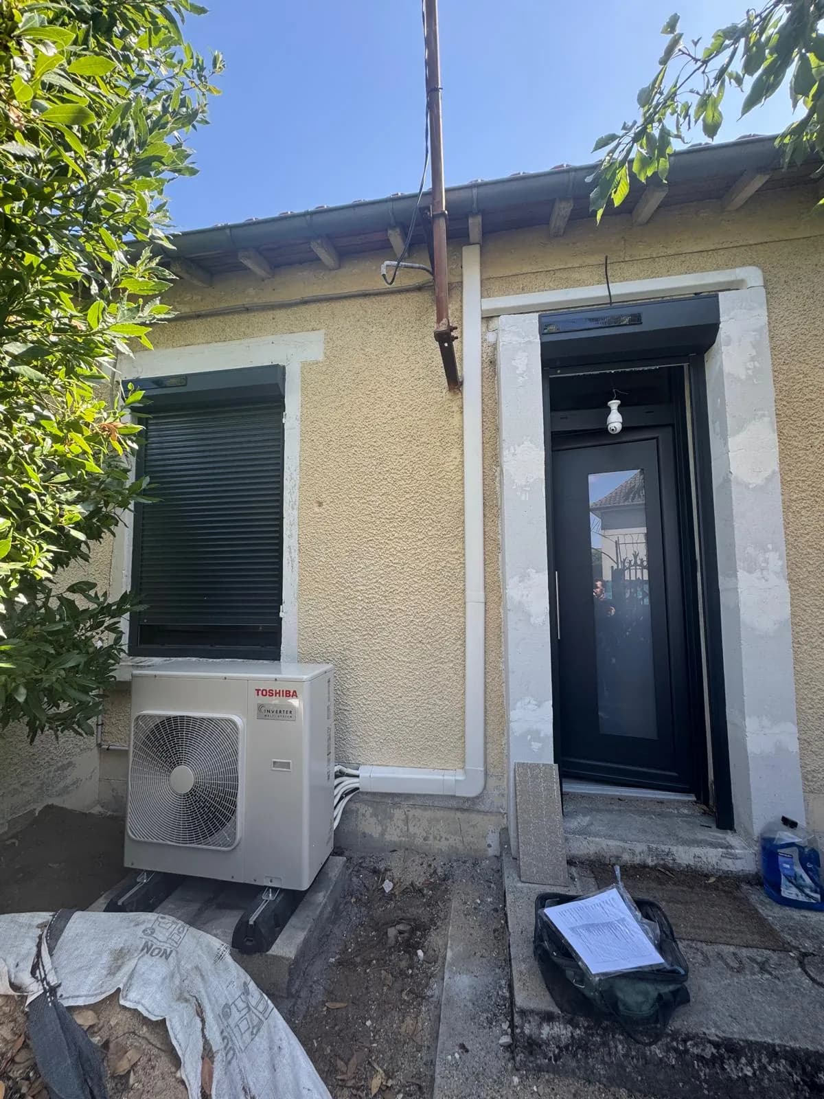 Unité extérieure Toshiba installée devant une maison