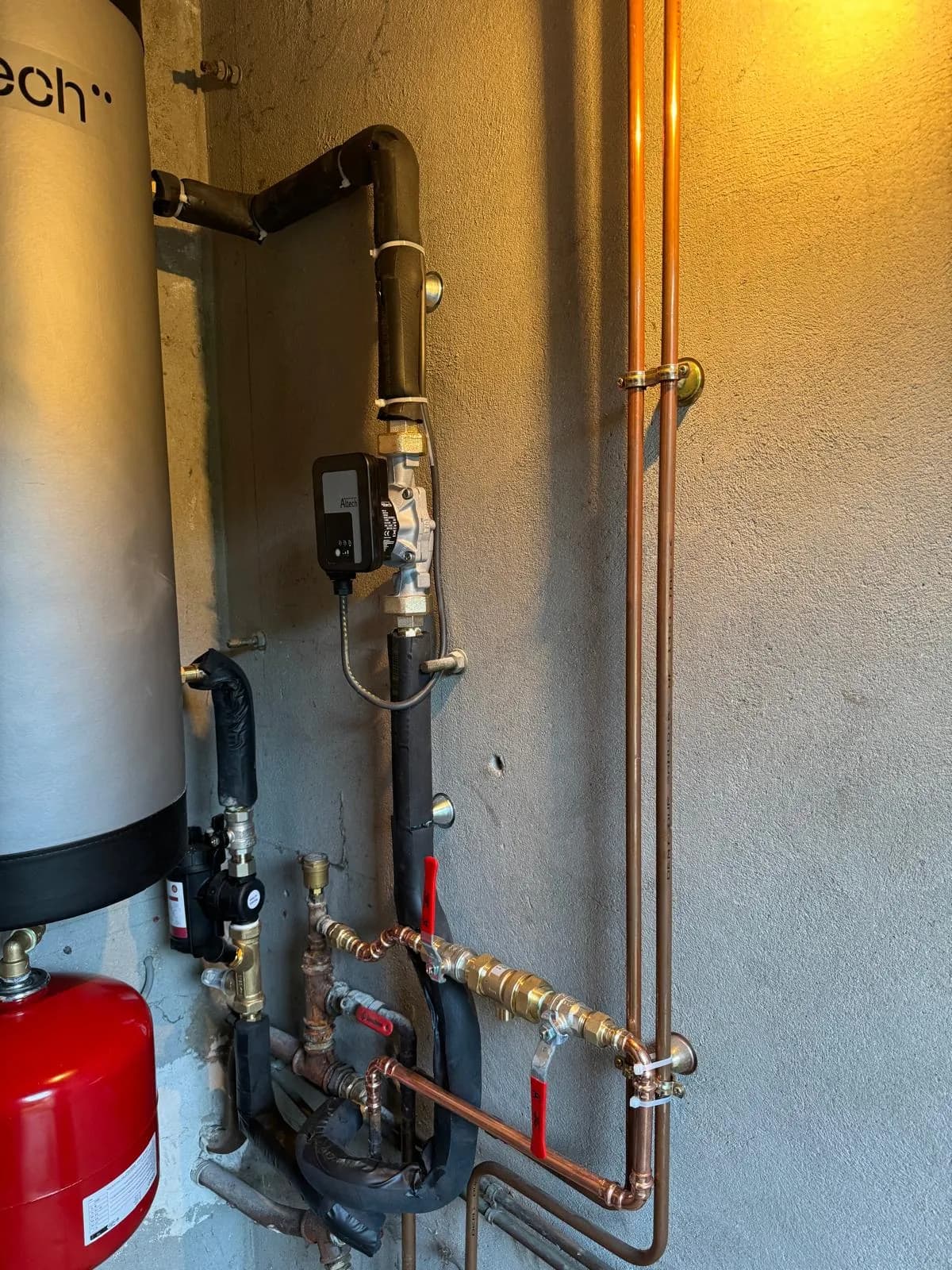 Raccordements hydrauliques cuivre d'une installation de chauffage