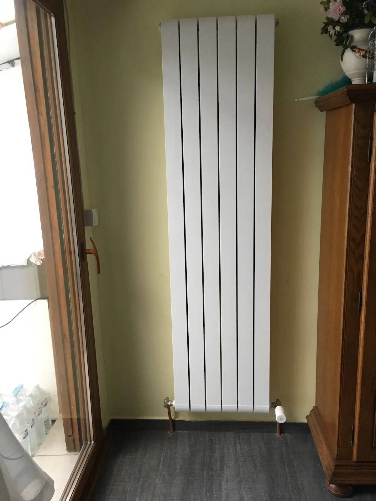 Radiateur vertical design installé